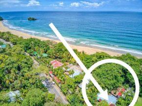 Beachfront Studio - Direct Beach Access, Fast Wifi & AC